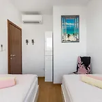 Bacvice - 2 Bedroom , Terrace,3 Air Conditioners, Parking,elevator 3 Minutes To The Apartamento *