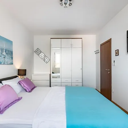Bacvice - 2 Bedroom , Terrace,3 Air Conditioners, Parking,elevator 3 Minutes To The