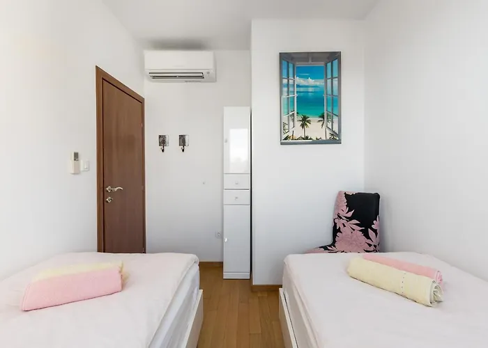 Bacvice, Sa 2 Spavace Sobe,3 Klima Uredaja, Terrace, Parking,lift , 2 Min Do Plaze דירה *